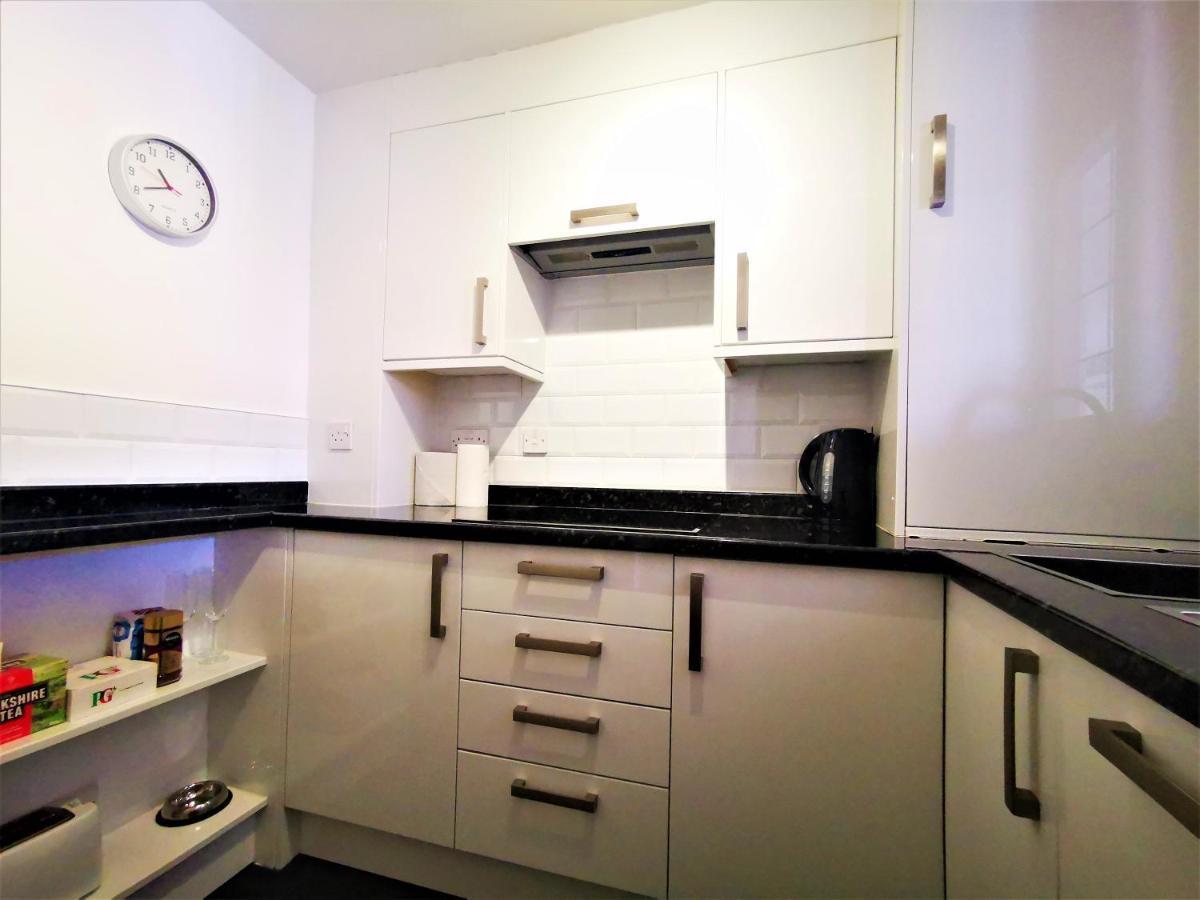 Marina Living With Parking, Balcony, Quiet And Secure Apartment Brighton Exterior foto