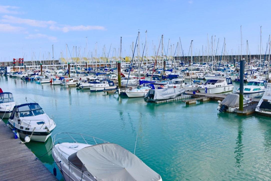 Marina Living With Parking, Balcony, Quiet And Secure Apartment Brighton Exterior foto